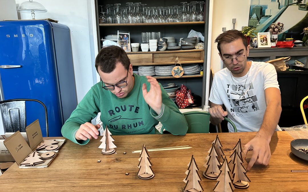 23 novembre – Conditionnement petits sapins en bois destinés à la vente